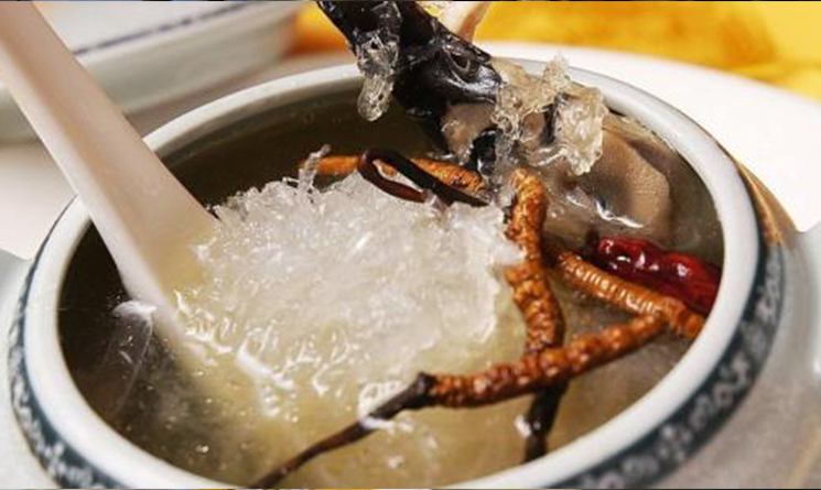 燕窩有滋陰潤肺的功效，對干咳少痰、久咳不止等有一定的治療作用。